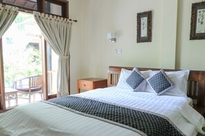 Standard Room | Free WiFi, bed sheets - Surfaris Inn on Poppies 2 (Kuta)