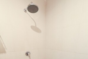 Standard Room | Bathroom | Shower, free toiletries - Surfaris Inn on Poppies 2 (Kuta)