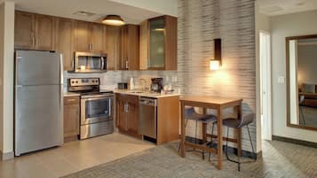 Refrigerador con freezer, microondas, placa de cocina, lavavajillas