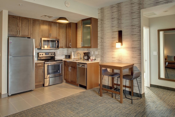 Refrigerador con congelador, microondas y parrilla de estufa