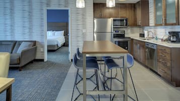 Full-sized fridge, microwave, stovetop, dishwasher