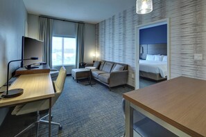 Suite, 1 kamar tidur | Meja kerja, setrika/meja setrika, Wi-Fi gratis, dan seprai linen