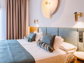 Minibar, escritorio, espacio para trabajar con un portátil