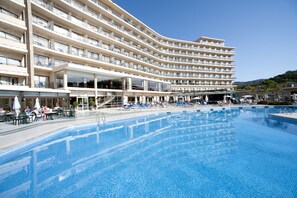 Una piscina al aire libre de temporada