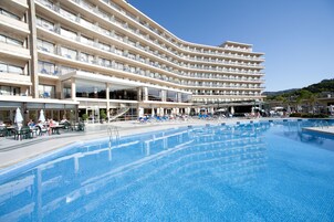 Una piscina al aire libre de temporada