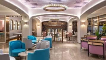 Daily buffet breakfast (CNY 69 per person)