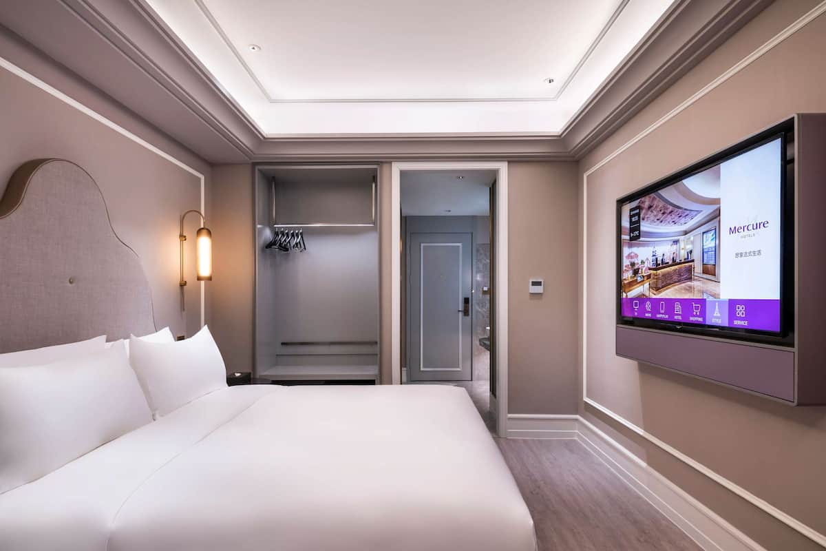 Minibar, caja de seguridad en la habitación y decoración personalizada