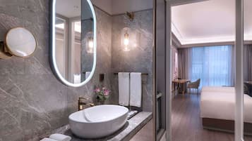 Minibar, värdeförvaringsskåp på rummet och individuell inredning