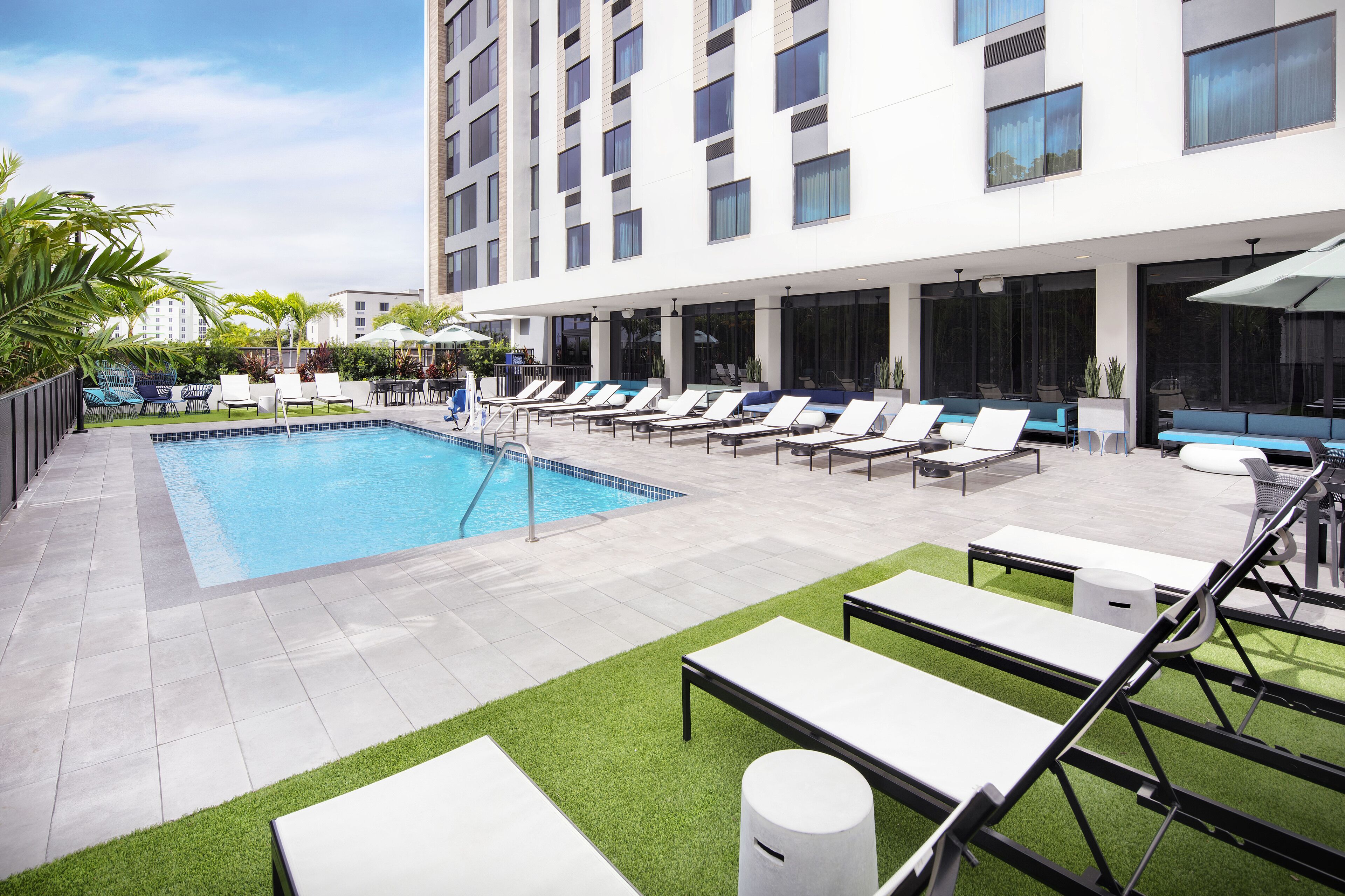 outdoor pool, open 7:00 am to 9:00 pm, pool loungers