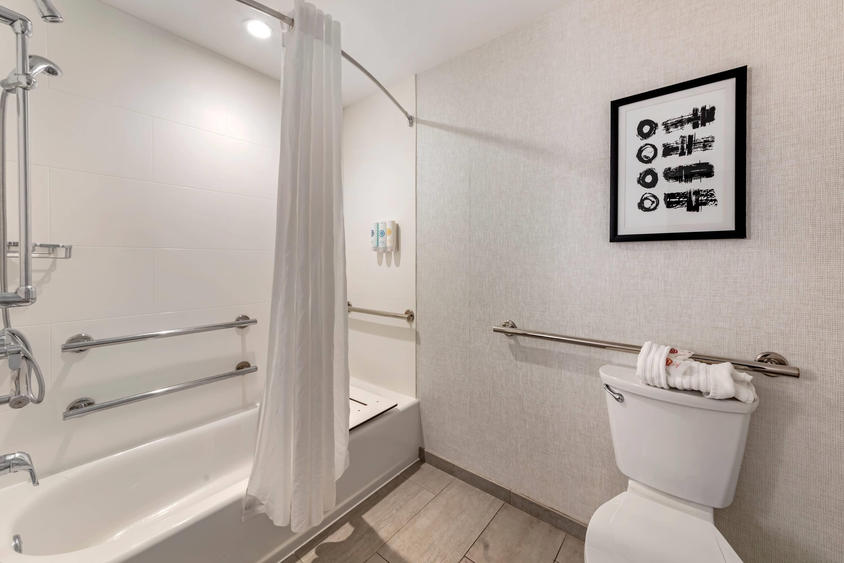 Une salle de bain équipée d’une baignoire, de toilettes et d’un espace douche.