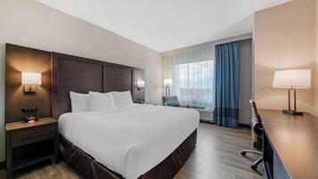 Standard Room, 1 King Bed, Non Smoking | Desk, laptop workspace, blackout drapes, soundproofing