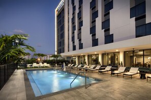 Piscine extérieure, chaises longues