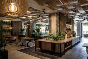 供应早餐、午餐和晚餐，地中海菜