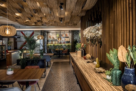 Breakfast, lunch, dinner served; Mediterranean cuisine