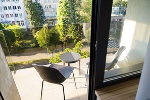 Chambre, 1 grand lit, non-fumeurs, balcon | Coffres-forts dans les chambres, bureau