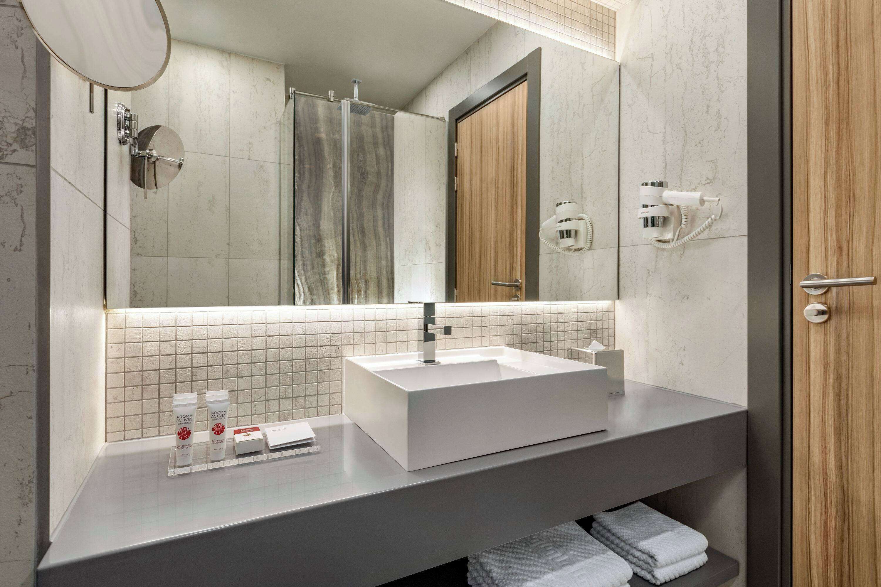 shower, rainfall showerhead, free toiletries, hair dryer