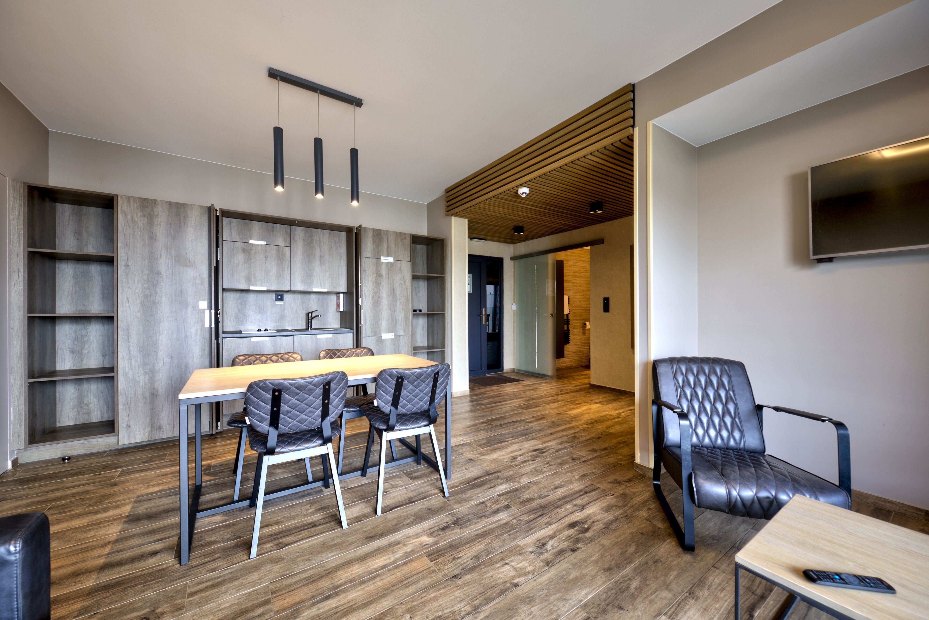 40-inch smart tv with satellite channels, tv, offices