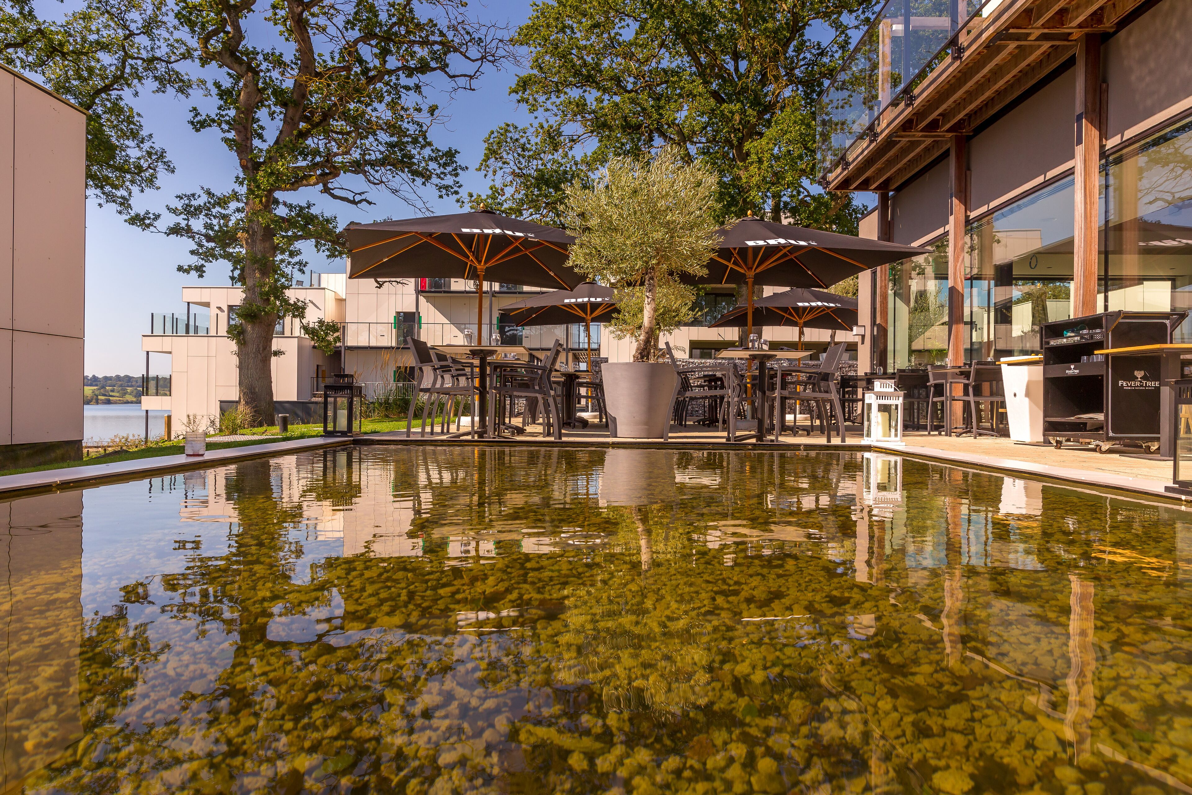 供應早餐、午餐、晚餐；多國菜；海洋景