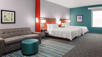 Escritorio, espacio para trabajar con laptop y cortinas blackout