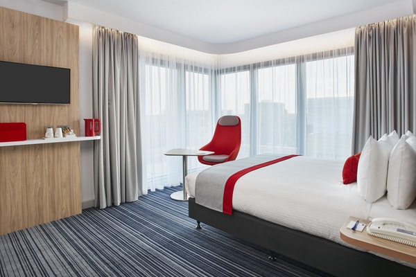 Standard Room, 1 Queen Bed, Accessible | Hypo-allergenic bedding available, desk, blackout drapes, soundproofing