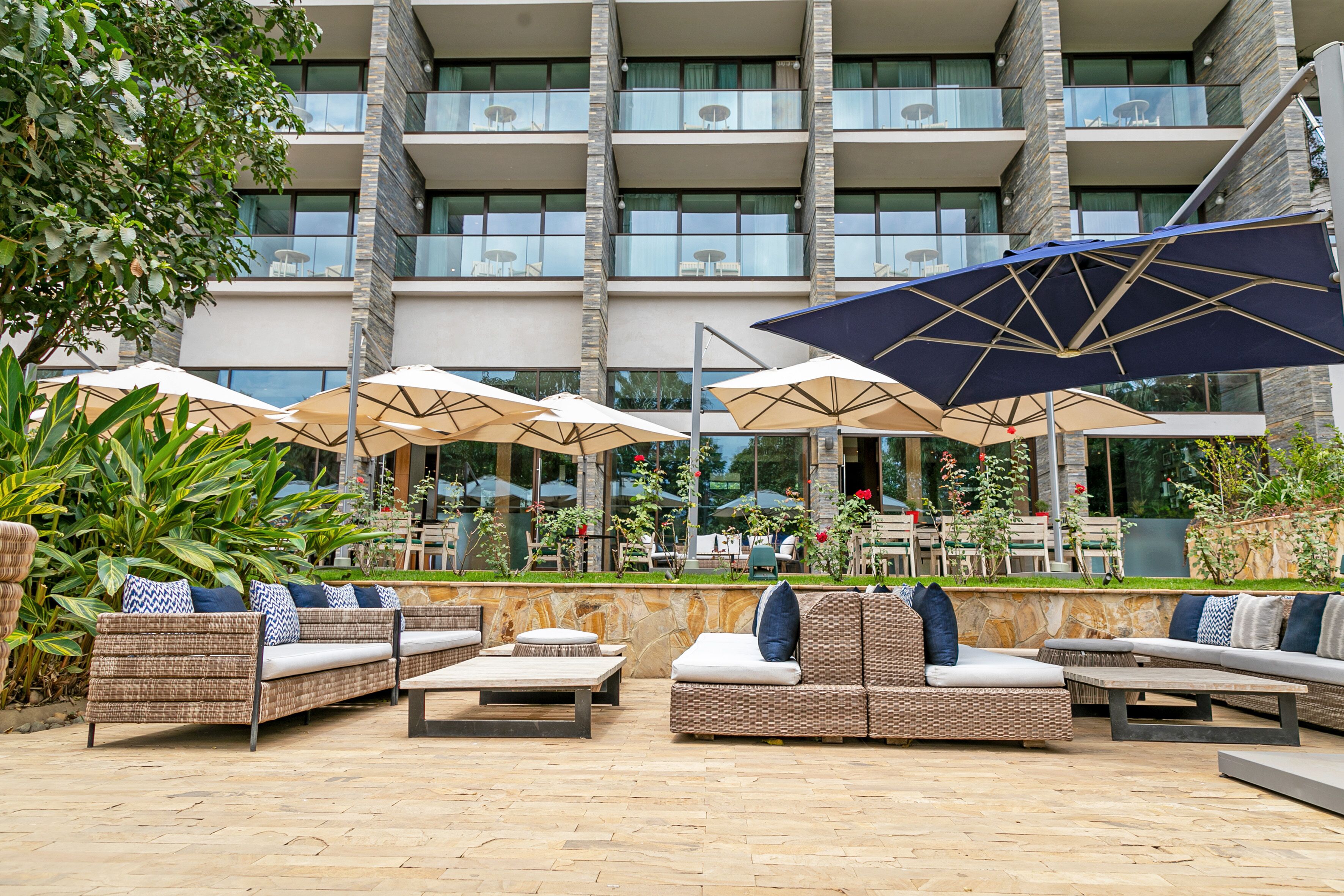 3 restaurants, breakfast, dinner served; barbecue