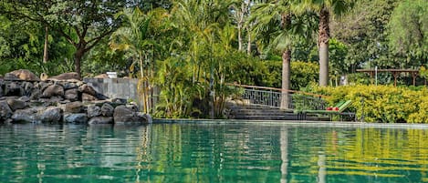 Una piscina al aire libre