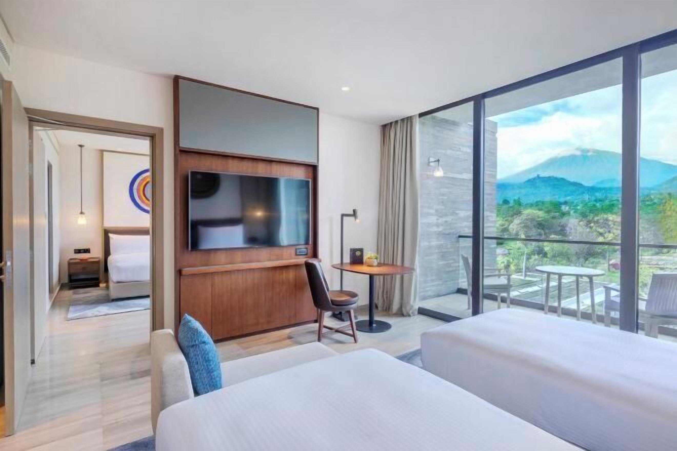 Minibar, escritorio, insonorización y tabla de planchar con plancha 