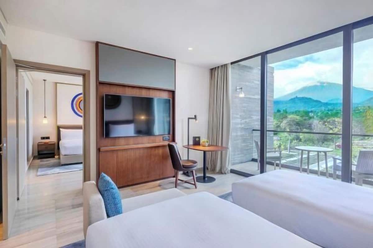 Minibar, escritorio y sistema de insonorización