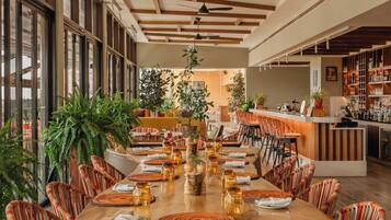 3 restaurants; breakfast and dinner served