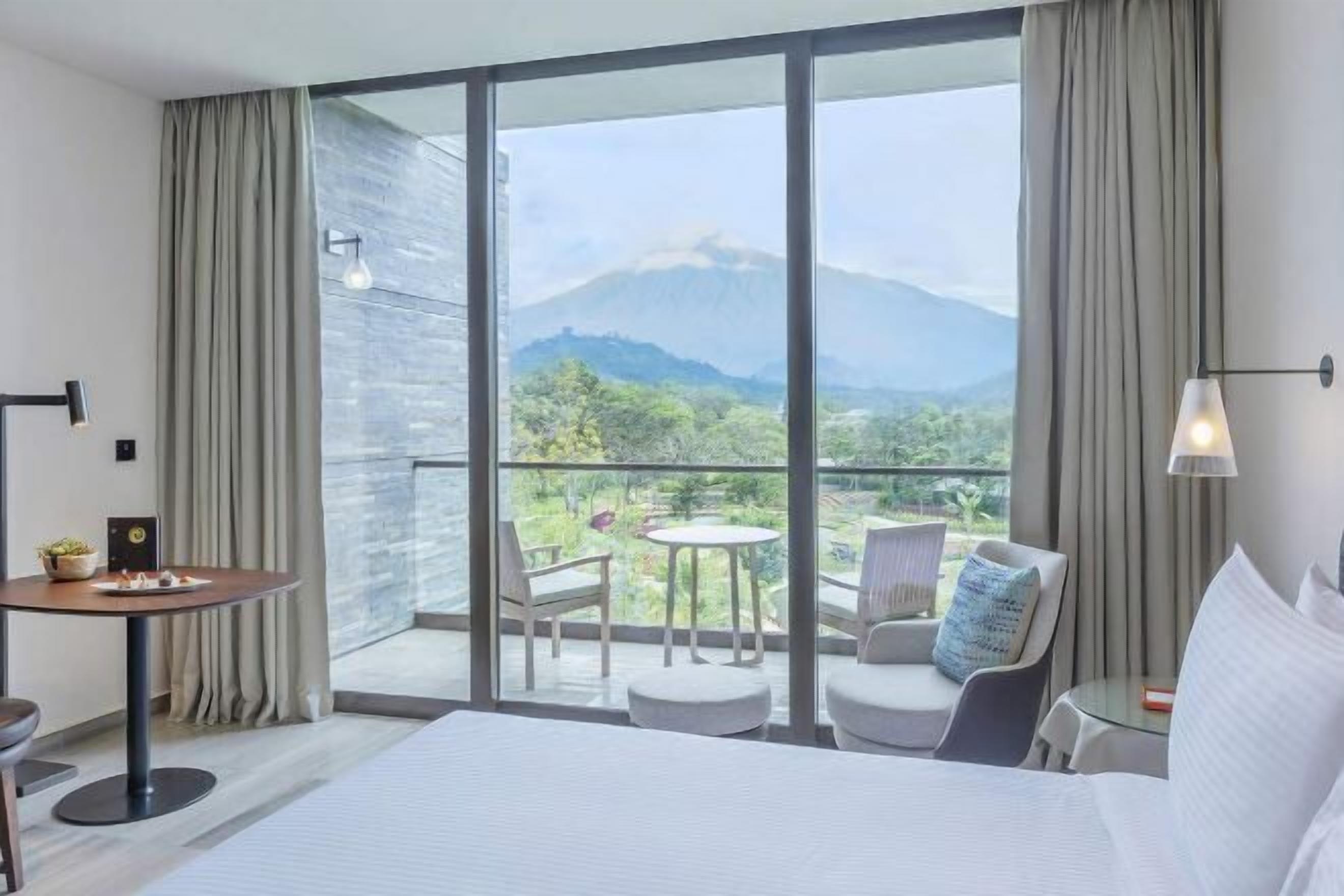 Minibar, escritorio, insonorización y tabla de planchar con plancha 