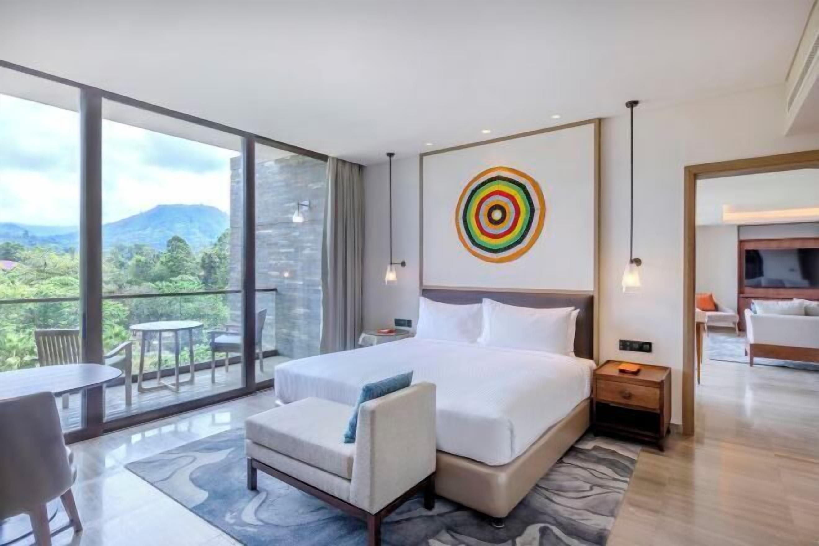 Minibar, escritorio, insonorización y tabla de planchar con plancha 
