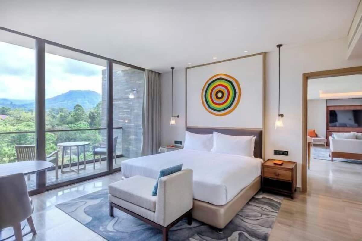 Minibar, escritorio y sistema de insonorización