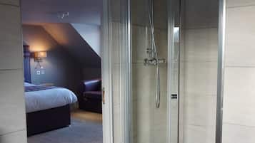 حوض استحمام عميق، مستلزمات مجانية للعناية الشخصية، مجففات شعر، مناشف