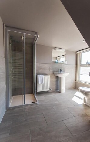 Banyera profunda, articles de tocador gratuïts i assecador de cabells