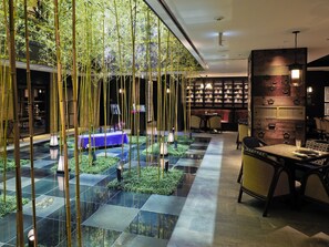 Un intérieur moderne comprenant un coin repas, un espace salon et un mur agrémenté d’éléments décoratifs.