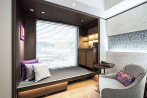 Hypo-allergenic bedding, minibar, in-room safe, blackout curtains