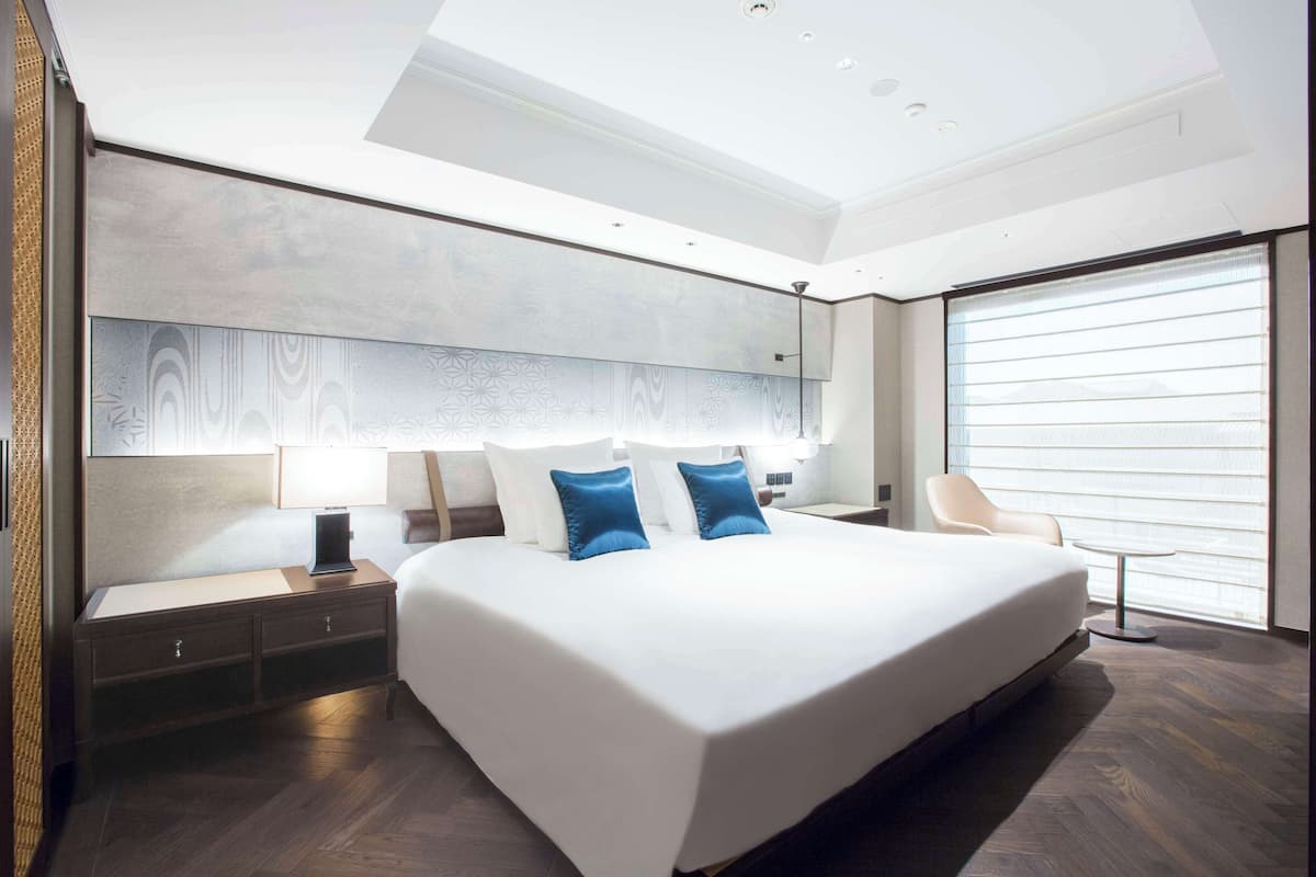 1 bedroom, hypo-allergenic bedding, minibar, in-room safe