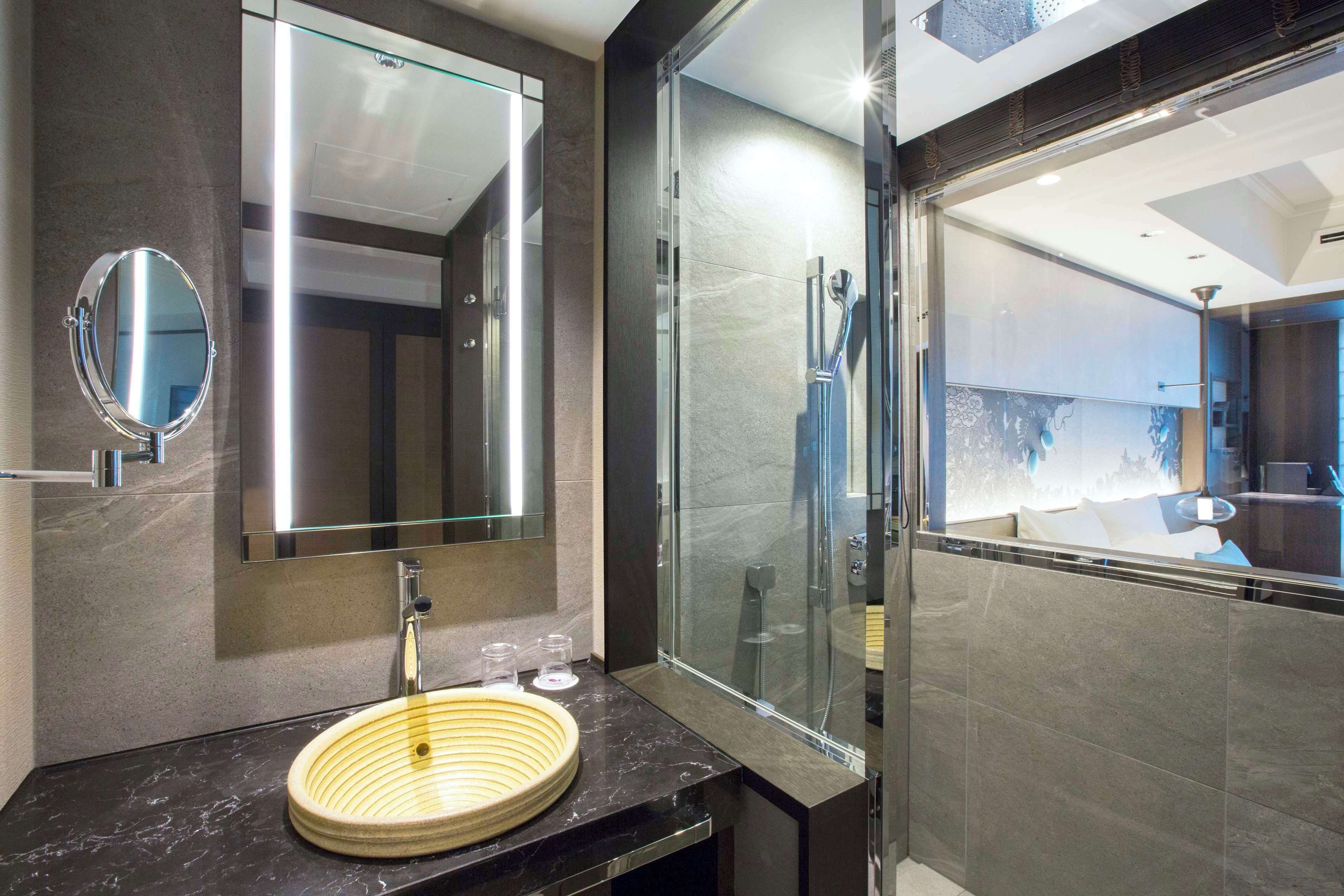 shower, rainfall showerhead, free toiletries, hair dryer