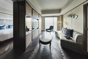 Suite, 1 Tempat Tidur King, Bebas Asap Rokok | Seprai antialergi, minibar, brankas, dan tirai kedap cahaya