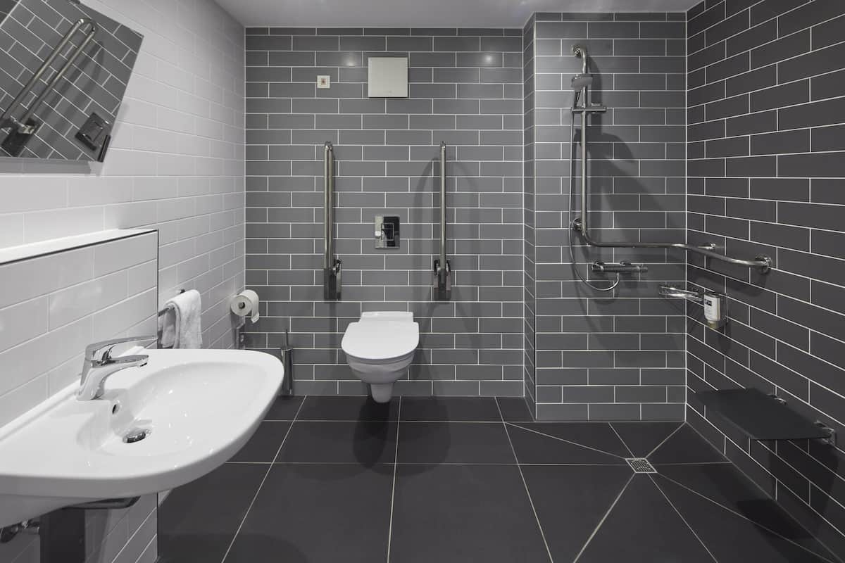 Habitación estándar, 1 cama Queen size, con acceso para personas discapacitadas | Baño | Regadera, amenidades de baño gratuitas, secadora de cabello, toallas
