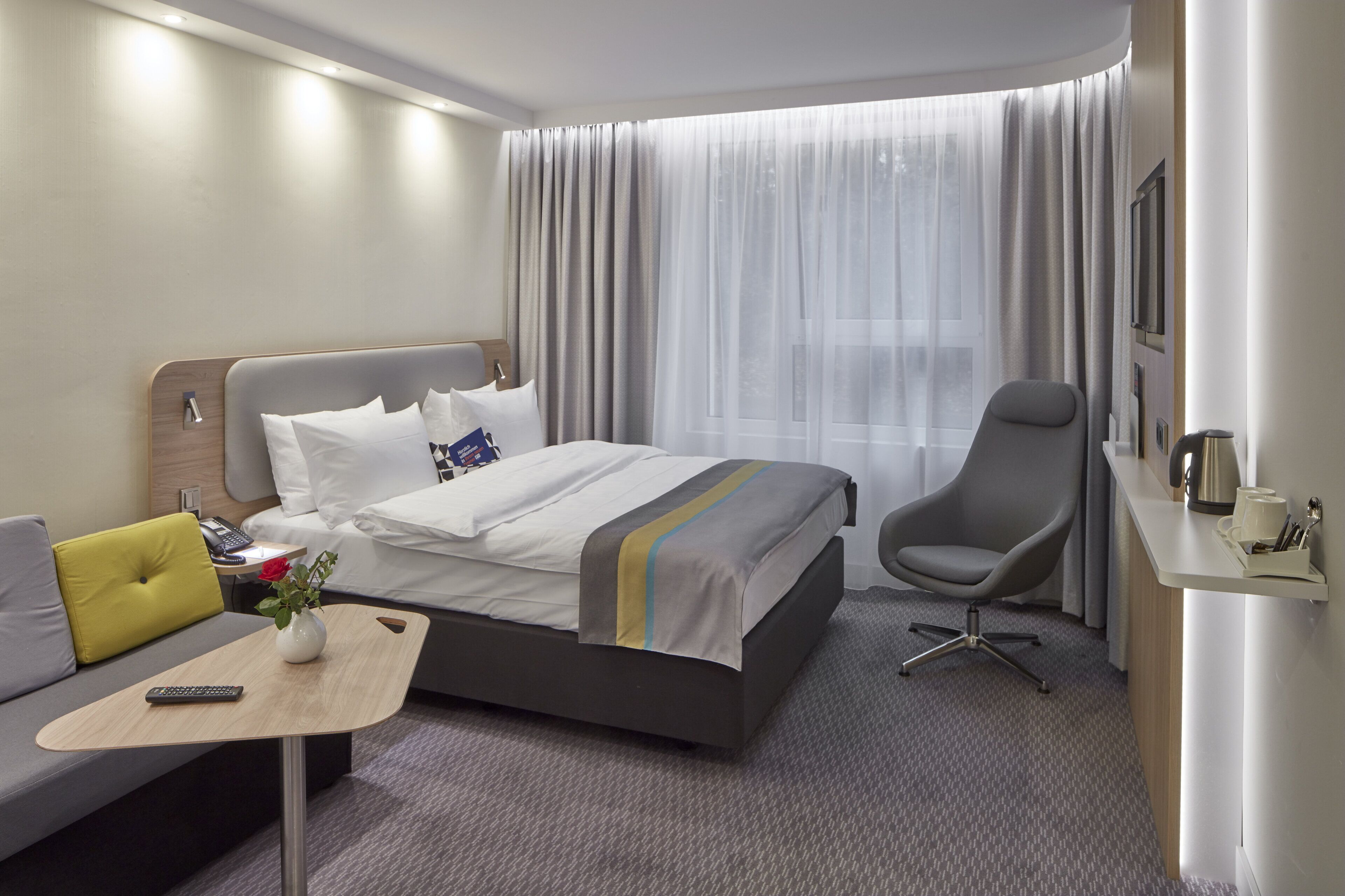 1 bedroom, desk, blackout curtains, soundproofing