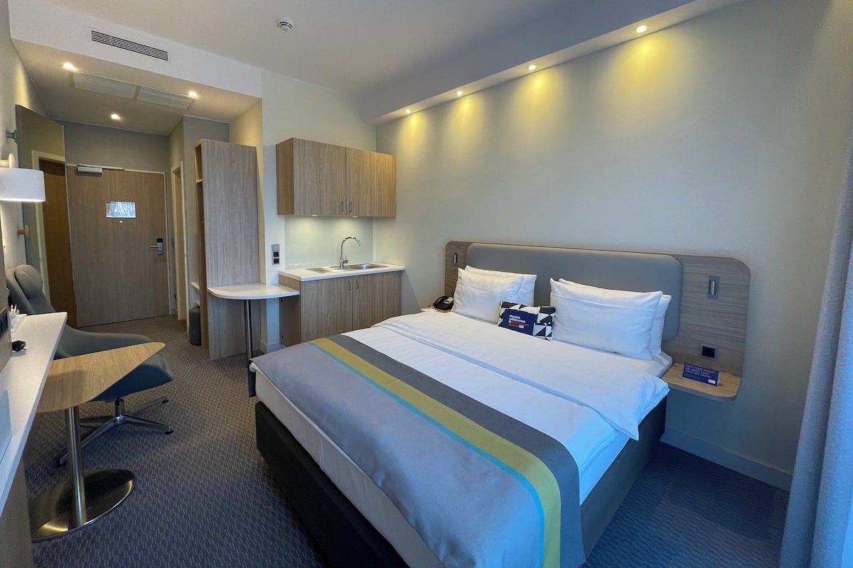 Standard Room, 1 Queen Bed, Kitchenette (with Terrace) | Desk, blackout drapes, soundproofing, rollaway beds