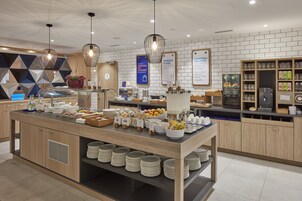 Café da manhã com buffet grátis todos os dias