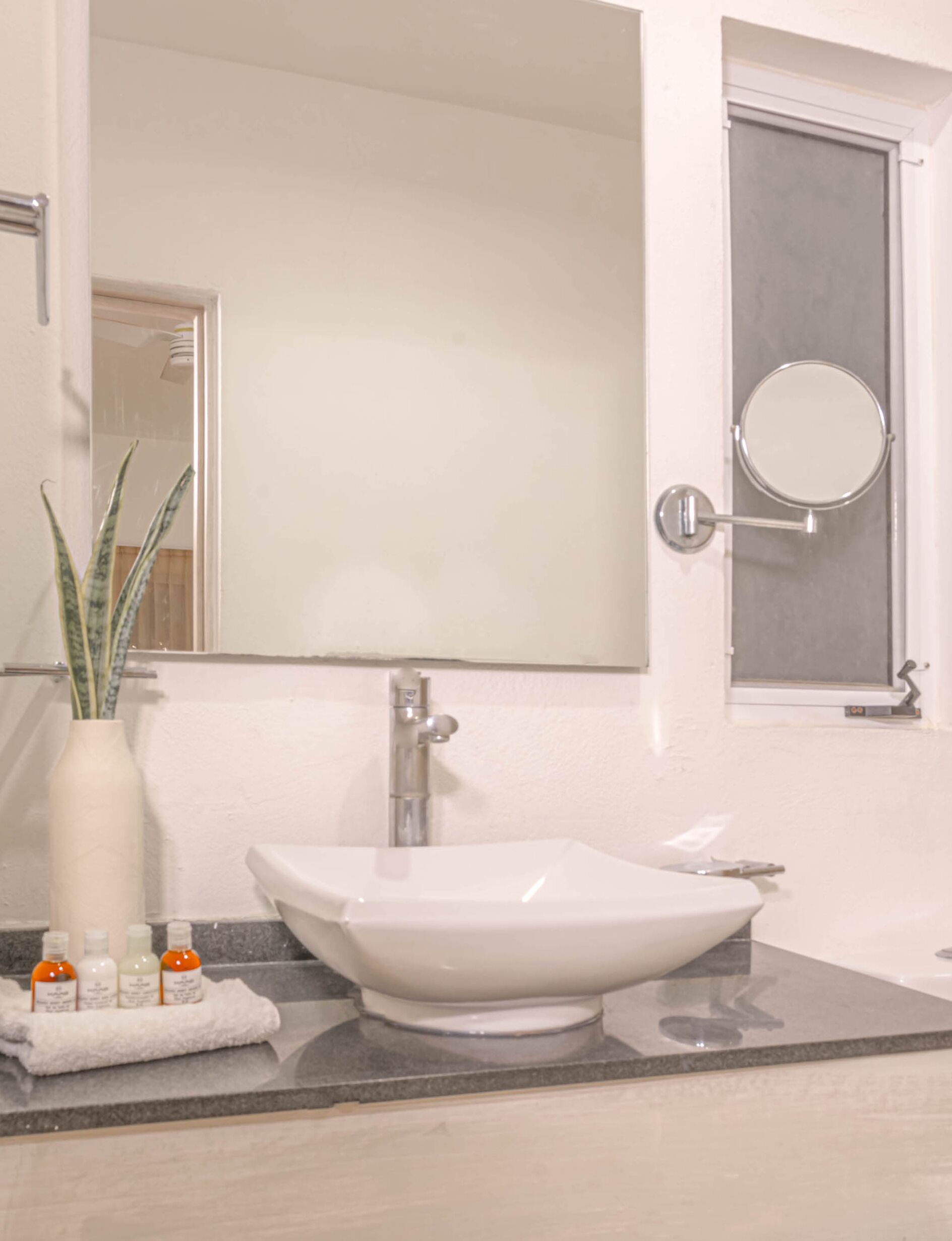 deluxe double room, 2 queen beds, pool view | bathroom | shower, free toiletries, towels, soap