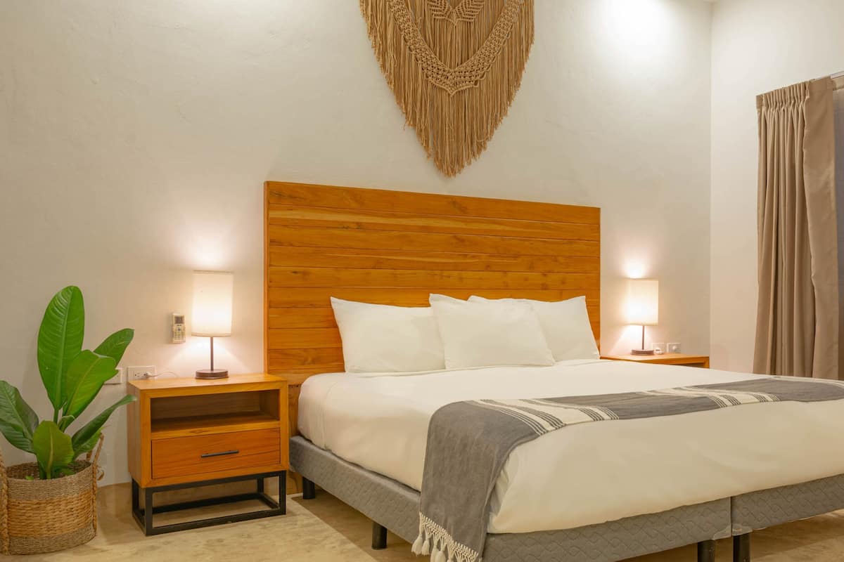 Deluxe Room, 1 King Bed, Non Smoking, Pool View