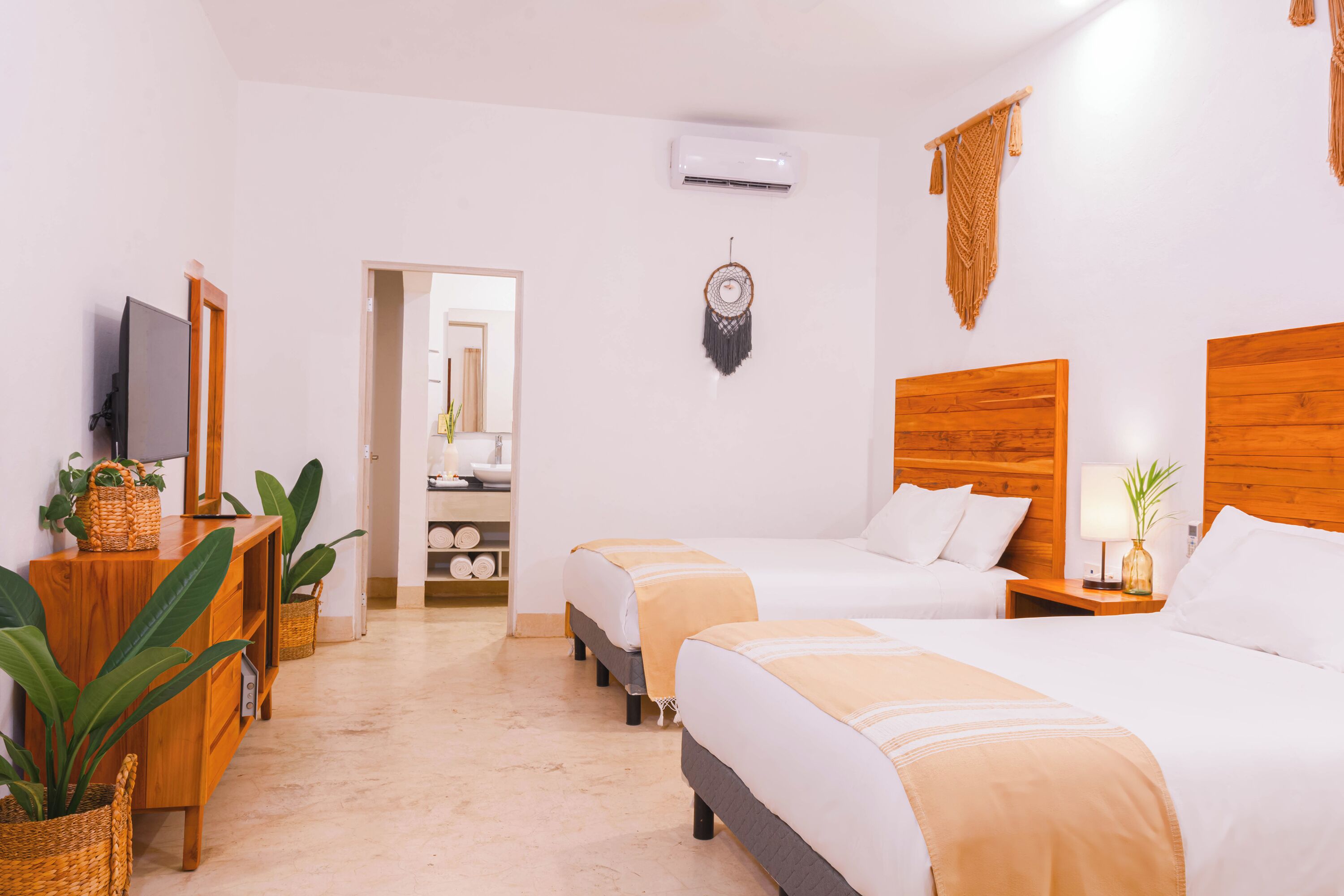 Habitació (Standard Two Beds) | Roba de llit hipoal·lergògena, minibar i caixa forta a l'habitació 