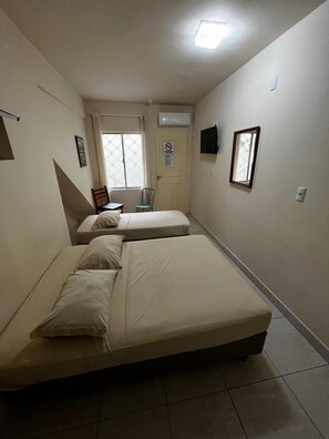 标准三人房, 1 间卧室 | 迷你吧、免费 WiFi、床单
