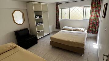 Suíte econômica, várias camas | 1 quarto, frigobar, Wi-Fi de cortesia, roupa de cama