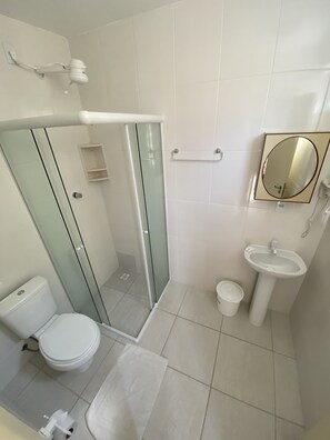 Basic Suite, Multiple Beds | Bathroom | Shower - Pousada Morada das Nações (Balneário Camboriú)