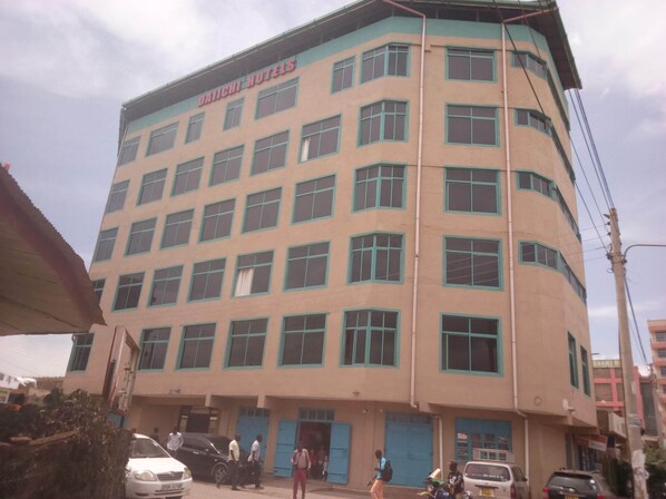 Un edificio de varios pisos con un letrero que dice "Datichi Hotels".